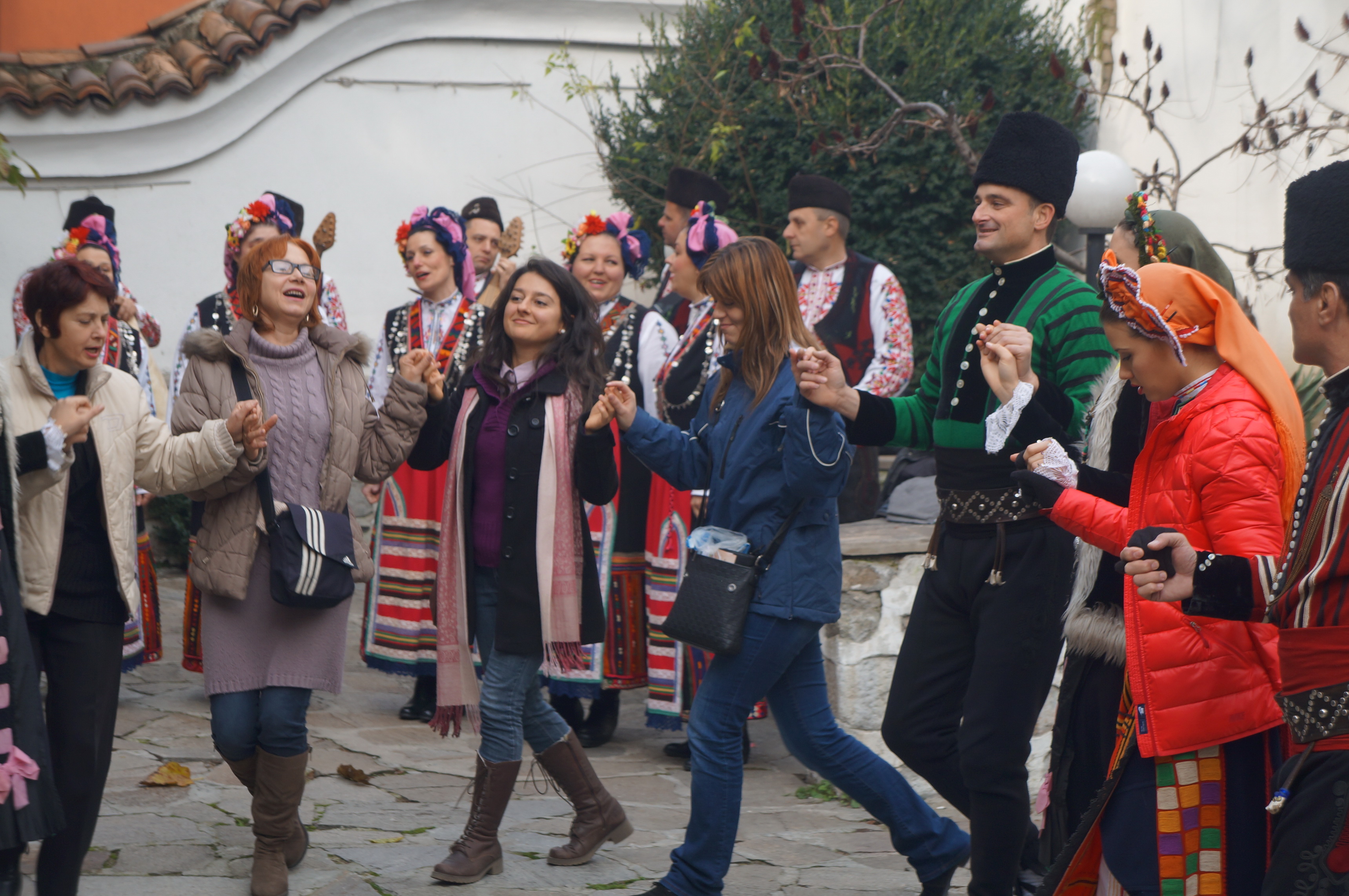 Хванах се и аз на хорото ;)